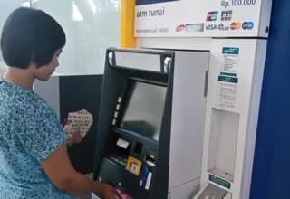 Langkah-langkah Mengambil Uang di ATM Plus Video